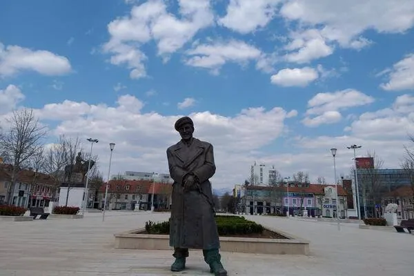 Никшич выпускникам дадут по 100 евро В Никшиче каждому из примерно 850 выпускников выплатят по 100 евро до конца мая Инициатива объясняется просто выпускной сегодня это не только радость но и серьёзный удар по бюджету семьи Платья костюмы макияж фотосессии вечеринки фейерверки список длиннее самого праздника Власти говорят это не подарок а помощь чтобы хоть немного облегчить нагрузку на родителей В итоге 85 000 евро из бюджета и один большой общий выпускной счет для города Как говорится выпускной один расходы общие Неплохо правда