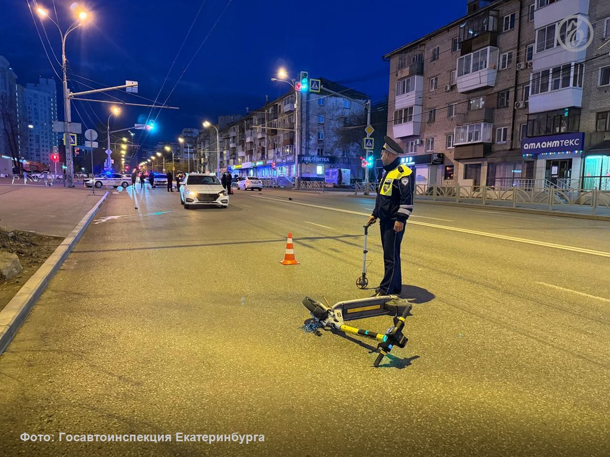 В Екатеринбурге на ул. Щорса сегодня ночью насмерть сбили мужчину, который ехал на электросамокате. По предварительным данным, 25-летнего самокатчика сбила машина, когда он пересекал перекресток на запрещающий сигнал светофора. Он скончался на месте. Подписывайтесь на «Ъ-Урал»