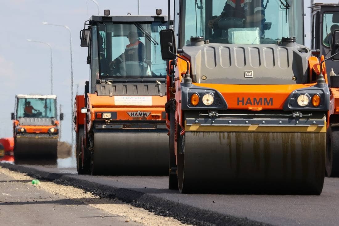 Дорогу в объезд Владикавказа планируют открыть в начале 2026 года  Строительство дороги в объезд Владикавказа может завершиться в начале 2026 года, раньше запланированных сроков. Темпы работ зависят от финансирования.  Как сообщил глава Северной Осетии Сергей Меняйло на пресс-конференции в РИЦ «ТАСС Кавказ», финансирование ведется поэтапно.  «Возможен перенос средств с 2026 года на 2025-й, это должна решить правительственная комиссия. Бюджетные корректировки мы ожидаем в конце первого квартала этого года. Если перенос будет, то эту дорогу можно будет сдать в конце первого квартала 2026 года»,  — заявил он.  Меняйло также отметил, что республика включена в план развития дорожной деятельности до 2030 года. По его словам, новые обходные дороги позволят разгрузить федеральные и региональные трассы, снизив нагрузку на дороги общего пользования.  Фото: Сергей Мальгавко/ТАСС  Подпишись — это Кавказ Сегодня!