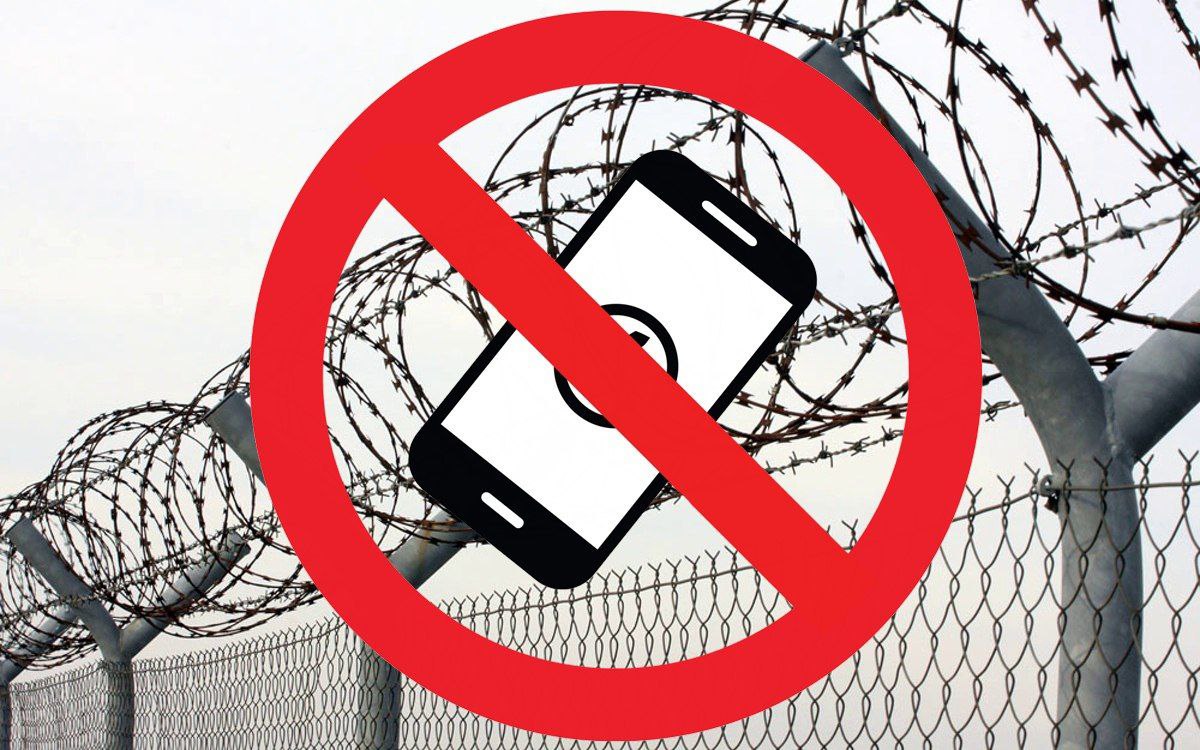 В Молдове внедрят систему блокировки связи в тюрьмах для борьбы с незаконным использованием телефонов В пенитенциарных учреждениях Молдовы будет введена система технической блокировки и контролируемого прерывания радиосвязи Об этом сообщили в Министерстве юстиции страны Новая технология направлена на предотвращение несанкционированного использования мобильных телефонов и других средств связи заключёнными что должно способствовать снижению уровня преступности и повышению общественной безопасности Цель Система позволит ограничить доступ заключённых к мобильной связи предотвращая координацию преступных действий из мест лишения свободы Контроль Использование оборудования будет строго регулироваться и осуществляться только с разрешения компетентных органов в соответствии с законодательством Молдовы Технические характеристики Система настроена так чтобы не создавать помех внешним коммуникационным сетям и не нарушать работу оборудования внутри пенитенциарных учреждений Власти Молдовы рассчитывают что внедрение технологии Снизит уровень преступности связанной с использованием мобильных устройств заключёнными Повысит общественную безопасность за счёт ограничения координации незаконной деятельности Сократит расходы на расследование преступлений совершаемых из тюрем Несанкционированное использование мобильных телефонов в тюрьмах остаётся серьёзной проблемой для многих стран включая Молдову Заключённые нередко используют контрабандные устройства для организации преступлений вымогательства или других незаконных действий Введение системы блокировки связи станет важным шагом в модернизации пенитенциарной системы и повышении её эффективности MIR24MOLDOVA Подпишись
