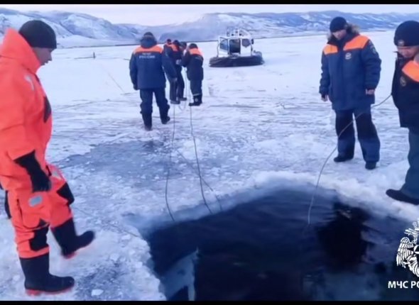 На Байкале завершены поиски тел провалившихся под лёд рыбаков Двое погибших мужчин передвагались по льду озера на автомобиле    Читать подробнее на сайте...