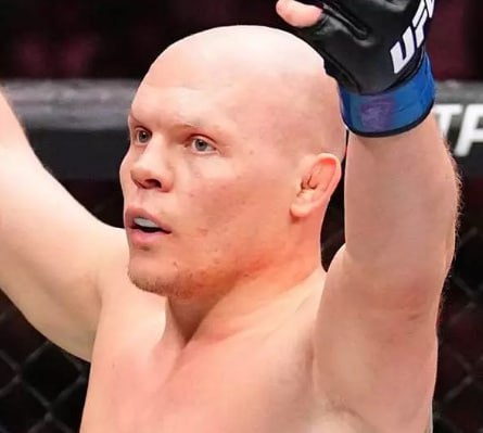 Богдану Гуськову назначен бой с бывшим чемпионом UFC Одержав подряд четыре досрочных победы в UFC полутяжеловес Богдан Гуськов настолько впечатлил руководство сильнейшей лиги мира что уже в следующем поединке сразится с бывшим чемпионом дивизиона Яном Блаховичем занимающим пятую строчку в рейтинге Об организации поединка дата которого пока остаётся неизвестной сообщили информированные источники близкие к ситуации после чего данную новость подтвердили в команде российско узбекского бойца Следующий бой у Царевича за топ 5 это гражданин Польши Ян Блахович с мечом к нам пришел дальше вы знаете написал в социальной сети менеджер Гуськова telesportudar