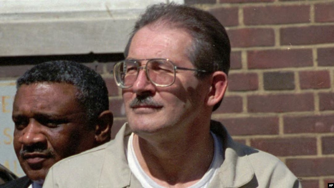 В американской тюрьме умер на 85 м году жизни один из самых известных шпионов в истории ЦРУ Олдрич Эймс с 1994 года он отбывал пожизненный приговор За девять лет своей деятельности в качестве советского агента он нанёс американской разведке ущерб оцениваемый как катастрофический по масштабам и последствиям В результате его работы  в СССР были казнены как минимум 10 высокопоставленных советских агентов ЦРУ  было скомпрометировано более 100 разведывательных операций  КГБ СВР смогли отправлять дезинформацию в ЦРУ и в Белый дом 1986 1993  был сорван набор новых советских агентов на годы вперед  американская разведка на некоторое время потеряла доверие к собственным системам безопасности Самая успешная его операция произошла 13 июня 1985 года Эймс явился на встречу с советским дипломатом Сергеем Чувахиным с 5 7 фунтами документов завёрнутых в пластик Содержимое включало идентификационные данные более десяти высокопоставленных советских и американских источников ЦРУ и ФБР включая офицеров военной разведки ГРУ и КГБ которые на протяжении многих лет предоставляли американской разведке ценную информацию Сам Эймс позже признал в суде Я раскрыл практически всех советских агентов ЦРУ и других американских и зарубежных служб которых я знал По оценкам следствия только эта его операция стала причиной компрометации как минимум 100 американских разведывательных операций usaperiodical