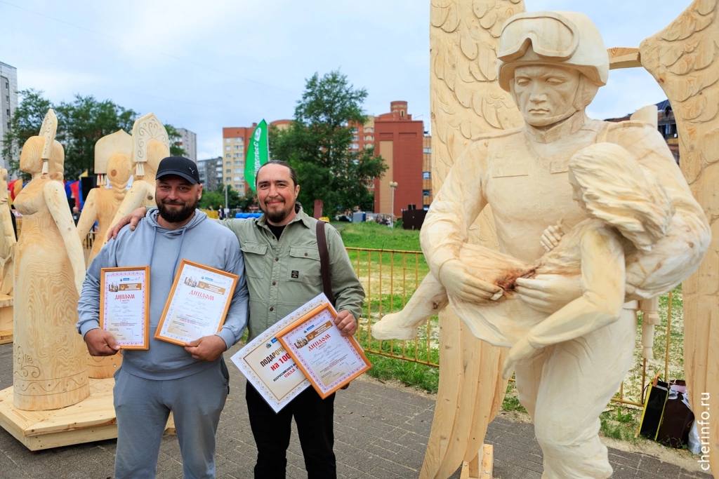 В Череповце объявили победителей фестиваля деревянных скульптур Итоги конкурса подвели сегодня на площади Химиков. Здесь прошел концерт и презентация работ, работала ярмарка с продукцией ремесленников. Тема фестиваля этого года — «Сила Русского мира». Участвовали восемь команд из Вологодской области, Подмосковья, Карелии и Марий Эл. Первое место и 100 тысяч рублей достались команде «Быть добру!» из Сергиева Посада за работу «Родина смотрела на меня…» Второе место и 80 тысяч завоевала команда «Мастер ИКС» из Череповца. Их скульптура называется «Русский набат». Третье место и 60 тысяч достались команде «Тандем» из Лосино-Петровского и Балашихи за работу «За нами Русь». «Мы участвовали с мужем. В нашей скульптуре богатырь держит на себе дерево, на нем русская деревня. Это говорит о том, насколько силен русский дух. Много было тонкостей. Нам достался хороший материал — осина, она мягко режется и чисто», — поделилась с cherinfo участница команды «Тандем» Наталья Бузина. «Замечательный фестиваль, проходит в пятый раз. Все работы прекрасны в своем исполнении. Патриотический посыл присутствует в каждой работе: обращение к корням, к роду, к Руси, к тем исконным скрепам, которые пришло время возвращать», — считает исполняющий полномочия главы Череповца Николай Сальников. Главным спонсором фестиваля традиционно стала компания «ФосАгро». «Наша компания много лет помогает городу в организации фестиваля. Замечательно, что мастера могут проявить свое мастерство, а их скульптуры потом украшают город», — заявил Дмитрий Даниличев, заместитель генерального директора «Апатита» по работе с региональными органами госвласти, депутат Гордумы. Полный список победителей во всех номинациях опубликован в группе фестиваля. Там же пройдет голосование за приз зрительских симпатий. Фестиваль вошел в проект «Лето Русского Севера», инициированный губернатором Георгием Филимоновым.