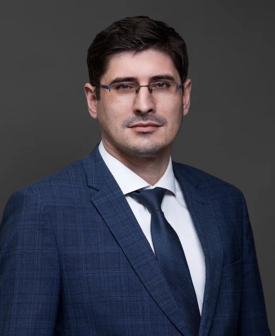 Замгубернатора Андрей Саносян покидает должность по собственному желанию Место в нижегородском правительстве Саносян занимал с 2020 года Он курировал блок реального сектора экономики куда входят Минпромторг Минсельхоз и комитет ветеринарии 19 февраля у чиновника последний рабочий день после чего он перейдет на руководящую должность в холдинг объединяющий предприятия химической промышленности сообщили в правительстве Андрей Саносян родился в Тюмени где до 2018 года и строил карьеру Последнее его место работы в регионе Агентство инфраструктурного развития Тюменской области где он занимал должность гендиректора После этого Саносян был директором департамента экономического развития Севастополя и замом губернатора Курганской области В 2019 году стал советником Глеба Никитина Читать нас в МАХ