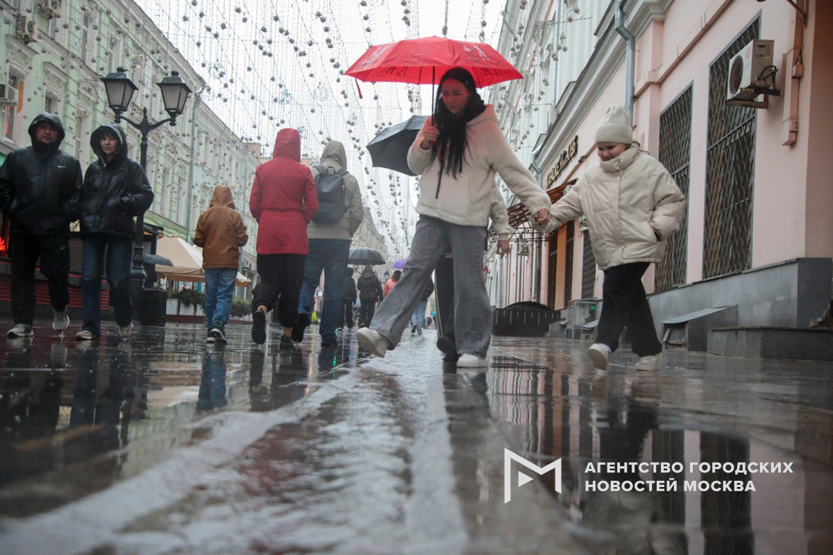 Майская норма осадков перевыполнена в Москве раньше срока. Прошедшей ночью на ВДНХ выпало 4 мм дождей, лило в разных районах столицы и сегодня днем. Следующая порция дождей ожидается в начале следующей недели, рассказал синоптик Михаил Леус. «Москва»