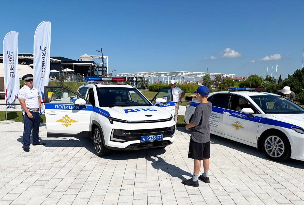 В рамках празднования Дня молодёжи полиция Сириуса организовала интерактивное мероприятие В рамках празднования Дня молодёжи сотрудники ОМВД России по федеральной территории «Сириус» совместно с Общественным советом при ОМВД России по федеральной территории «Сириус» организовали для жителей и гостей федеральной территории интерактивное мероприятие, направленное на знакомство с работой полиции и профилактику правонарушений среди молодого поколения. Гости мероприятия смогли увидеть современную полицейскую технику, патрульные автомобили, мотоциклы, а также электросамокаты. Каждый желающий смог не только рассмотреть технику поближе, но и пообщаться с полицейскими и задать интересующие вопросы. Сотрудники Госавтоинспекции напомнили участникам правила дорожного движения и дали рекомендации по безопасному поведению на дороге.