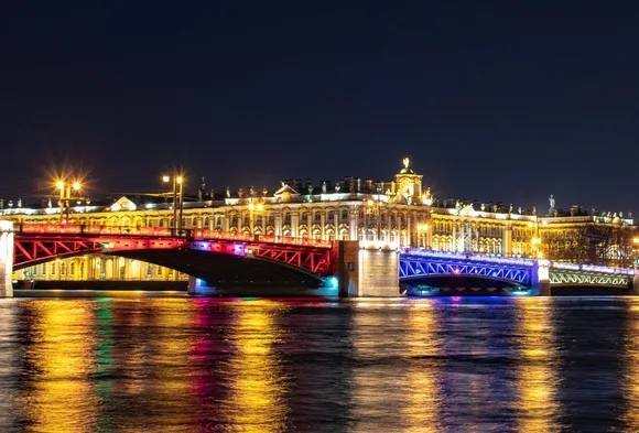 Три моста раскрасятся в цвета российского триколора в честь Дня ВМФ Сотни светодиодов зажгутся на мосту Бетанкура, Троицком и Дворцовом с 22:10 27 июля до 3:55 28 июля. Также на Васильевском острове 27 июля вместе с полуденным выстрелом зажгутся факелы Ростральных колонн