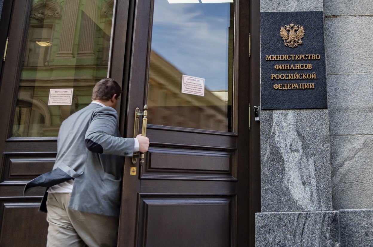 Минфин упрощает жизнь иностранным банкам в России. Гарантийный депозит сокращается в 11 раз — с ₽1 млрд до ₽90 млн поддержано ЦБ . Сняты ключевые ограничения: филиалы смогут работать с физическими лицами и драгметаллами. Новые возможности: переводы в металлах, дилерская деятельность на рынке ценных бумаг. Пока санкции на месте, очереди из иностранных банков не будет — но закон создает «запасной аэродром» для дружественных стран Роман Прохоров, ТПП РФ . Кому это выгодно? Банкам Азии и Ближнего Востока: например, китайским или арабским — как альтернатива западным корреспондентским счетам. Бизнесу в РФ: появятся новые платежные каналы, особенно для торговли в юанях или дирхамах. Инвесторам: доступ к операциям с золотом и другими металлами через иностранные филиалы. ProБанки