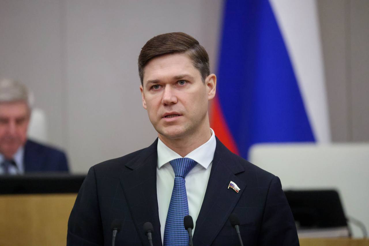 Сегодня рассмотрели в первом чтении пакет предложений Правительства РФ по регулированию розничной торговли подакцизными товарами алкоголем и табаком Предложено ввести лицензии на торговлю табачными изделиями Госпошлина за выдачу лицензии составить 20 тысяч рублей в год Это позволит привлечь в бюджеты регионов более 2 4 млрд рублей Устанавливается уголовная ответственность за розничную продажу табачной и никотинсодержащей продукции без соответствующей лицензии Введение лицензий на розничную торговлю позволит упорядочить торговлю табаком сделать максимально прозрачным оборот и контролировать его Ещё один законопроект касается упрощения требований до получения лицензии на торговлю алкоголем Заявки будут приниматься только в электронном виде Основной объем информации госорганы будут получать из государственных информационных систем Сокращаются сроки рассмотрения заявлений до 15 рабочих дней Предлагаемые изменения позволят сократить сроки рассмотрения заявлений о выдаче лицензии на розничную продажу алкогольной продукции и сделать процесс получения лицензии более простым для бизнеса но без потери контроля за оборотом алкоголя Мы переводим взаимодействие предпринимателей с государством в более цифровой и удобный формат сокращая бюрократическую нагрузку и время на получение необходимой лицензии sergey altukhov