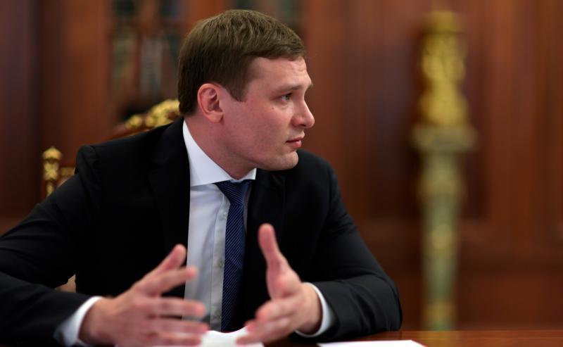 Глава Хакасии Валентин Коновалов второй раз с начала 2025 года воспользовался правом вето и вернул в парламент республиканский закон без своей подписи. Речь идет о документе, который предполагает переход на одноуровневую модель местного самоуправления.  Коновалов в своем телеграм-канале сообщил, что не стал подписывать этот закон, так как считает его непродуманным. По его словам, парламентарии пытались ликвидировать поселковые советы и отменить прямые выборы в сельской местности, при этом не согласовав свои действия с органами местного самоуправления и не проведя публичных обсуждений.  Коновалов также отметил, что документ не содержит финансово-экономического обоснования и не учитывает возможные последствия — ни бюджетные, ни управленческие, ни социальные. По мнению главы региона, большинство депутатов проигнорировали мнение жителей, которые выступают за сохранение действующей двухуровневой системы.  Подробнее — на Бабре  #хакасия