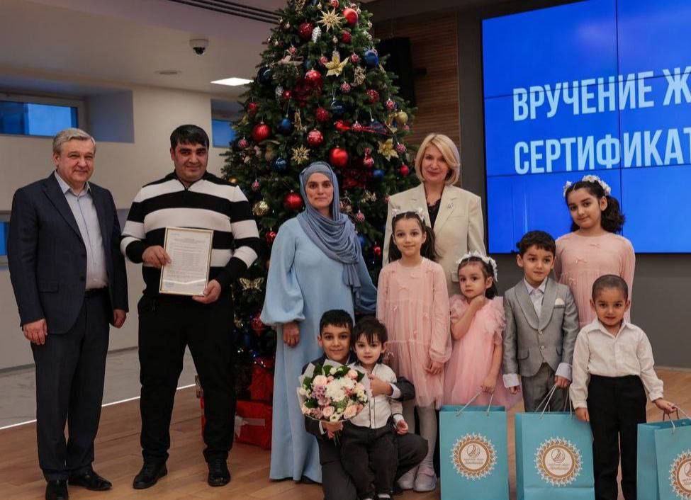 Тахмина Самадова, гражданка Таджикистана, пытается через суд вернуть себе жилищный сертификат на 24 миллиона рублей — несмотря на серьёзные вопросы к законности его получения. Следственный комитет неоднократно предпринимал попытки возбудить против неё уголовные дела, предполагая наличие признаков мошенничества. Однако прокуратура останавливала эти расследования, ссылаясь на «отсутствия состава преступления» или «неполной проверки».