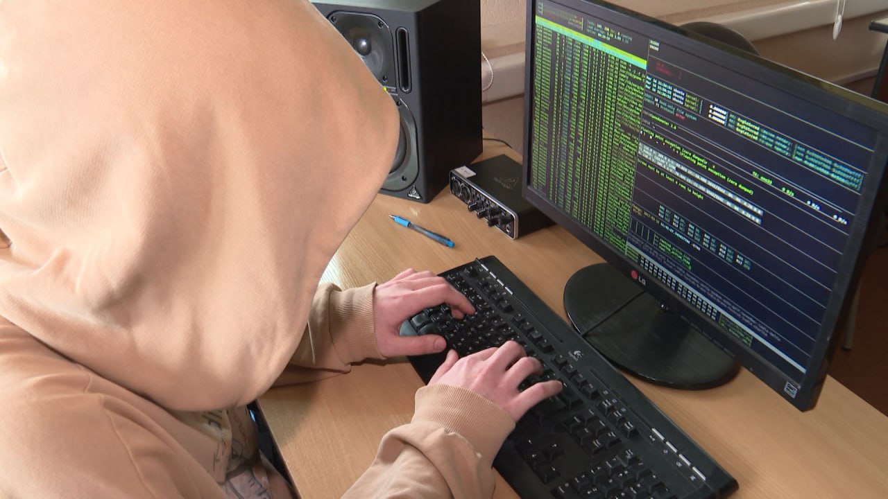 Желая заработать на инвестициях, менеджер из Калининграда перевела мошенникам более 2 млн рублей. Женщина, поверившая в легенду о быстром заработке, по указанию лжеконсультанта инвестиционной платформы, с которым она связалась в мессенджере, установила на свой мобильный телефон приложение, зарегистрировалась на платформе и открыла личный счет. На протяжении недели потерпевшая вносила на счет собственные сбережения и кредитные денежные средства. Общая сумма переводов составила 2 315 000 рублей. Когда она попыталась вывести свои накопления, ей сообщили, что требуется оплатить страховку. Осознав, что стала жертвой мошенников, женщина обратилась в полицию. По данному факту возбуждено уголовное.