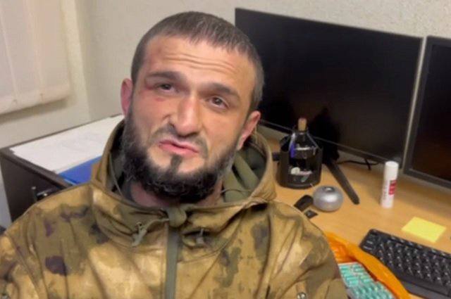 Зверски убившего бывшую жену Вадима Техова, похоронили во Владикавказе Об этом сообщает телеграм-канал Сапа 15. Вадим Техов стал известен за пределами Северной Осетии в 2019 году. Тогда он пришёл на работу к своей бывшей жене 22-летней Регине Гагиевой с ножом. Техов нанёс женщине 15 ударов. Регина истекла кровью в реанимации. Без мамы остался маленький сын. Преступление тогда вызвало огромный резонанс по всей стране. Расправа попала в объектив камеры видеонаблюдения, а затем - в соцсети. Вадим Техов получил в 2021 году 16 лет лишения свободы. Из тюрьмы он ушёл на СВО и в начале 2023 года был помилован и оказался на свободе, вернулся во Владикавказ. Тогда же на пресс-конференции журналисты задали вопрос о Техове главе Северной Осетии Сергею Меняйло. «Его отправили в зону специальной военной операции. Он отслужил. Его освободили досрочно. Есть законодательные акты, позволившие призывать на СВО Техова и таких, как он. Решение принималось на федеральном уровне», - сказал руководитель региона. Меняйло добавил, что лично он бы убийцу ни за что не выпустил бы на свободу, однако теперь может пообещать лишь одно - не допустить героизации Техова. «Но ни к какой награде он представлен не будет, - сказал он. - Я бы на его месте не приезжал обратно. Это за рамками этических норм, но жизнь иногда диктует свои условия». Меняйло тогда добавил, что он бы на месте Техова в родной город не возвращался... В конце 2024 года имя Вадима Техова снова замелькало в лентах новостей. Техова, по данным СМИ, поймали во Владикавказе, когда он искал закладку. Мужчина был невменяем. Его оштрафовали за незаконное употребление наркотиков. «ВКонтакте» и в «Одноклассниках», чтобы быть в курсе самых интересных новостей Кавказа. -канал АиФ – Северный Кавказ