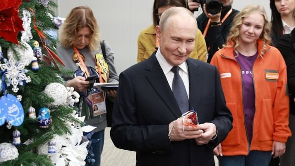 Владимир Путин исполнил новогодние мечты детей обратившихся на прямую линию В эфире телеканала Россия 24 рассказали об 11 летнем Владимире который как и президент России занимается дзюдо Мальчик попросил на Новый год подарок от президента кимоно Волонтёры Народного фронта вручили его мальчику от главы государства Это же такое удивительное чувство сам президент дарит кимоно признался Владимир Юнармеец из Алтайского края Егор мечтал полетать на самолёте После обращения на прямую линию его желание тоже сбылось Я понимал что без чьей либо помощи я вряд ли смогу осуществить мечту в связи с тем что у меня были определённые заболевания с которыми я не мог подняться в небо так просто И я подумал почему бы не попробовать обратиться к верховному главнокомандующему признался юнармеец в интервью РИА Новости Подписаться на Говорит Москва Telegram VK MAX