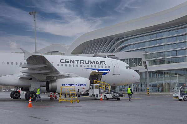 Авиакомпания Centrum Air открывает прямой рейс из Самарканда во Владивосток Узбекская авиакомпания Centrum Air с 23 июня 2025 года открывается новый прямой международный рейс, соединяющий Самарканд с Владивостоком — крупнейшим городом Дальнего Востока России. Об этом сообщает AVIA.RU. Рейс открывается в рамках сотрудничества между управляющей компанией Air Marakanda и частнго авиаперевозчика. Согласно расписанию, рейсы будут выполняться один раз в неделю по понедельникам. Вылет из Самарканда в 00:25, прилет во Владивосток в 12:30. Вылет из Владивостока в 14:30, прилет в Самарканд в 17:20. Время для каждого аэропорта указано местное. aviaru.net/n283990
