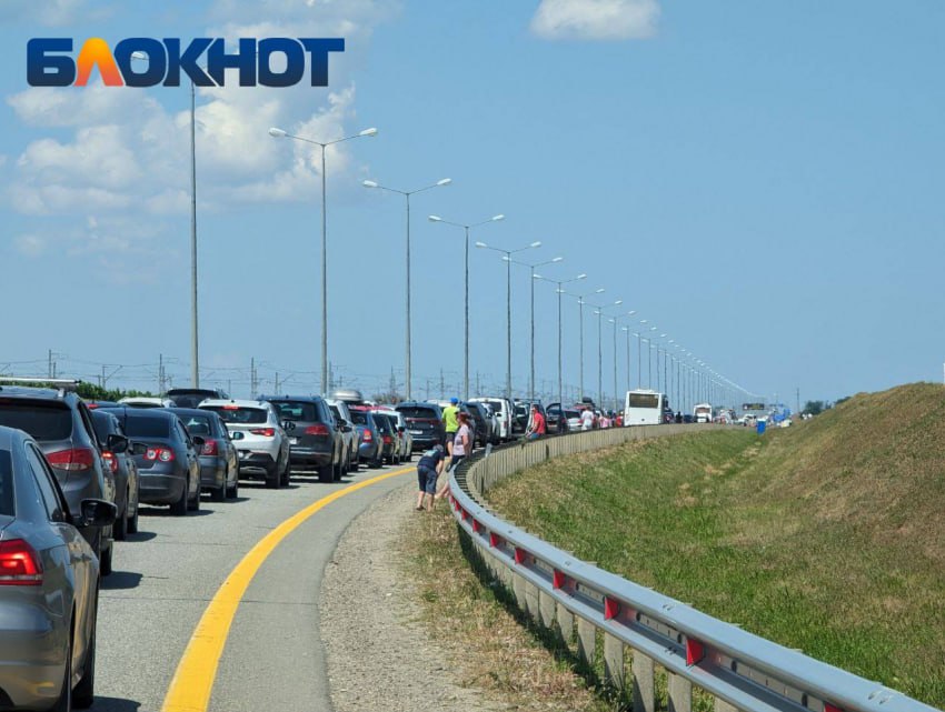 Дороги к Черному морю встали из-за наплыва отдыхающих В первый выходной туристы массово рванули на побережье Краснодарского края и в сторону Крыма. Трассы М-4 «Дон» и А-290 оказались скованы многокилометровыми пробками. Сейчас заторы наблюдаются в районе Горячего Ключа, на участке между станицей Пятигорской и селом Молдановка. А также на подъездах перед Крымским мостом. Объявления работа Купи/продай авто Найти врача