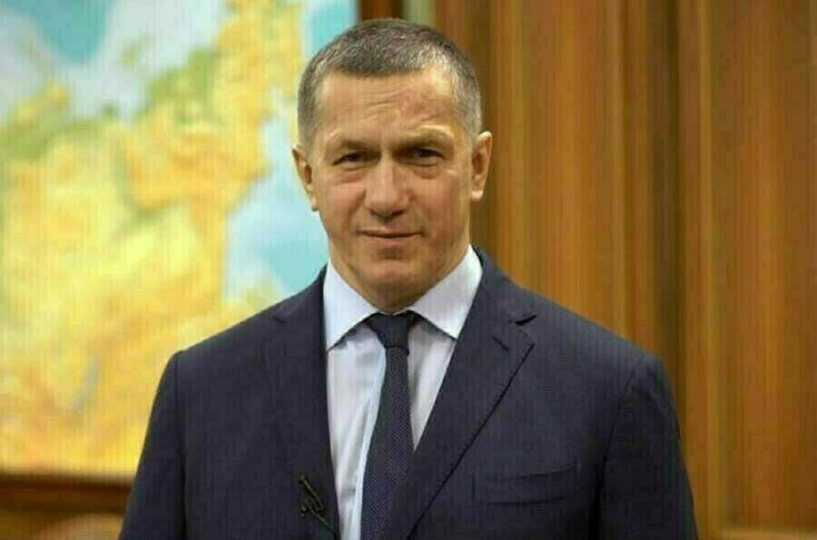 В Амурскую область с рабочим визитом приехал полномочный представитель президента в ДФО Юрий Трутнев В течение двух дней он посетит значимые для региона объекты Во вторник 2 декабря он проведет осмотр помещений предлагаемых для размещения центра Воин Центр создан по поручению президента России Владимира Путина Инициатива возродить в России систему добровольной военно спортивной подготовки и патриотического воспитания молодежи принадлежит сопредседателям Российского союза боевых искусств первому замруководителя администрации президента России Сергею Кириенко и полномочному представителю президента в ДФО Юрию Трутневу Также полпред посетит во вторник Дальневосточное Гвардейское высшее общевойсковое командное училище ДВОКУ На 3 декабря запланирован осмотр инфраструктурных объектов и объектов реализуемых в рамках мастер плана Благовещенска а также совещания по социально экономическому развитию Амурской области и о ходе реализации новых инвестиционных проектов в регионе сообщает пресс служба полномочного представителя президента в ДФО