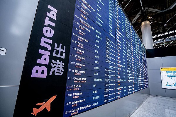 Росавиация предупреждает о возможных корректировках в расписании полетов из за снегопада в Москве В период с 00 00 27 января до 12 00 МСК 29 января в Москве и области ожидается очень сильный снег гололедица метель Ухудшение погоды может отразиться на работе воздушного транспорта Возможны корректировки в расписании полетов как на прилет так и на вылет не исключены отмены рейсов Об этом сообщает AVIA RU со ссылкой на заявление Росавиации Как заявили в ведомстве корректировки в расписании связаны с необходимостью чисток спецтехникой взлетно посадочных полос перронов рулежных дорожек обработкой воздушных судов противообледенительными жидкостями Безопасность полетов остается абсолютным приоритетом для всех служб отмечают в Росавиации Ведомство призывает пассажиров следить за актуальной информацией с помощью онлайн табло и чат ботов авиагаваней и перевозчиков aviaru net n291876