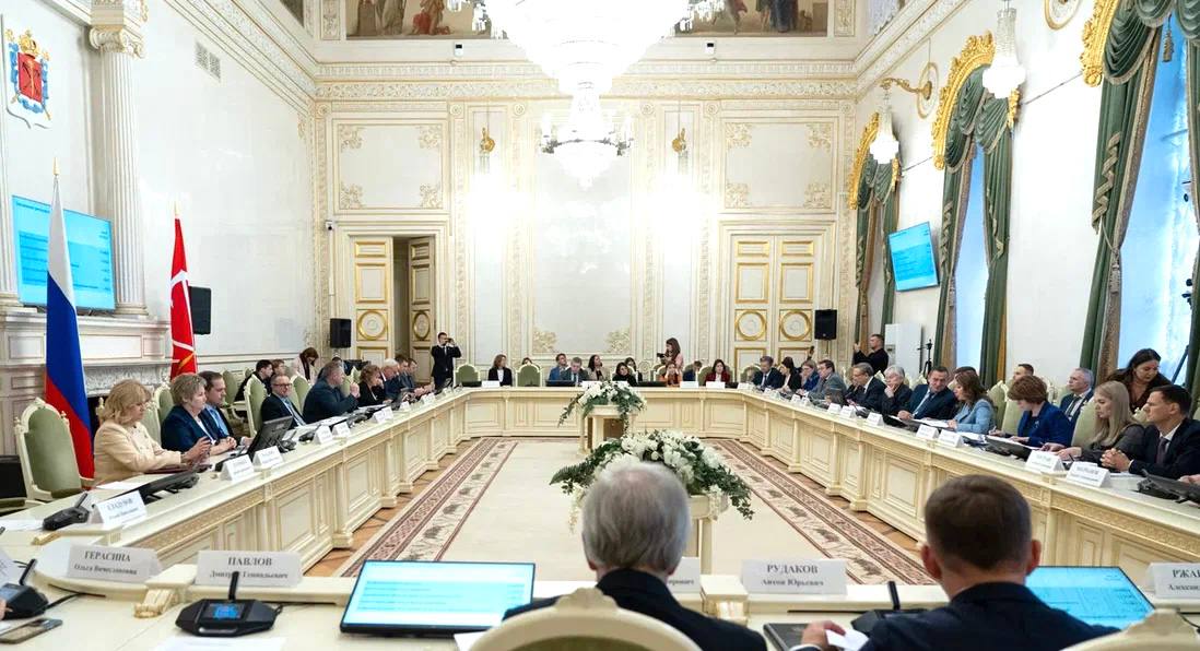 Сегодня состоялось очередное заседание бюджетно финансового комитета Законодательного Собрания Санкт Петербурга на котором вместе с коллегами депутатами рассмотрели 34 поправки выносимые ко второму чтению проекта закона О бюджете Санкт Петербурга на 2026 год и на плановый период 2027 2028 годов  В частности Губернатором Санкт Петербурга внесены предложения по корректировке в том числе и расходной части бюджета а именно увеличение ассигнования на реализацию проекта Комфортная городская среда на 2 млрд рублей для комплексного благоустройства дворовых территорий парков и общественных пространств направление около 2 7 млрд рублей на проведение капитального ремонта объектов социальной инфраструктуры и оснащение вводимых учреждений необходимым оборудованием выделение 545 млн рублей на оплату труда работников бюджетной сферы     Отмечу что все поддержанные сегодня поправки как со стороны Правительства Северной столицы так и депутатского корпуса направлены на повышение эффективности использования бюджетных средств и что особенно важно на многократное улучшение качества жизни петербуржцев Среди них получили одобрение 2 поправки фракции Новые люди нацеленные на популяризацию спорта и проведение физкультурно спортивных мероприятий развитие событийного туризма Благодарю коллег депутатов за конструктивный диалог и плодотворную работу над главным финансовым документом Петербурга