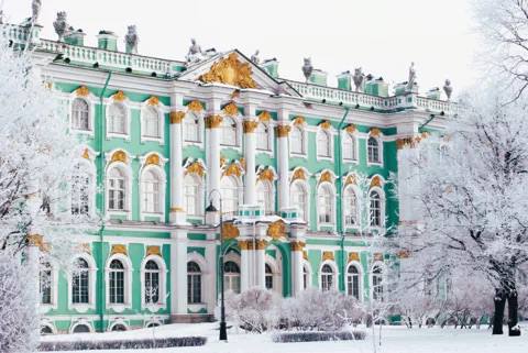 23 февраля в Эрмитаж можно будет попасть бесплатно Свободный вход откроют в Главный музейный комплекс Главный штаб центр Старая Деревня Дворец Меншикова Музей императорского фарфорового завода и Зимний дворец Петра I