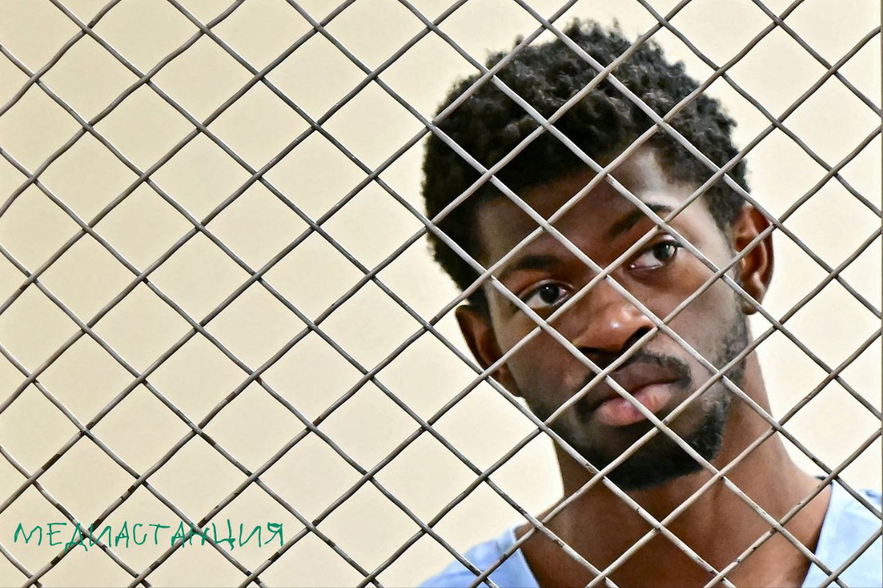 Lil Nas X имеет все шансы попасть в тюрьму и стать настоящим рэпером Окружной прокурор округа Лос Анджелес вменяет артисту в вину нападение на сотрудников полиции при исполнении и сопротивление представителю власти За такое принято отправлять в исправительные учреждения если учесть что по данным прокурора были ранены трое полицейских До конца рассмотрения дела тем не менее артист останется на свободе залог в размере 75 тыс был выплачен полностью Напоминаем что ранее Lil Nas X был задержан и отправлен в больницу по подозрению в передозировке наркотическими веществами Но видимо всё таки успел нанести урон дорожным конусом по площади mediastanciacom
