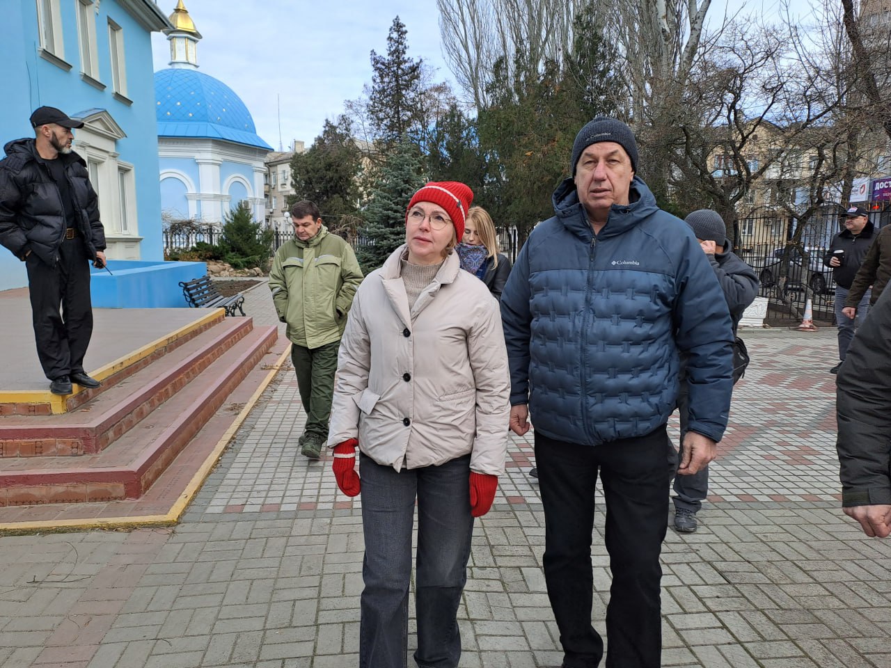 Ирина Гехт с рабочим визитом побывала в Бердянске  Председатель правительства Запорожской области отметила, что посетила несколько объектов, однако основной проблемой для города останется подача воды.   Дело в том, что сети критично изношены, и не ремонтировались с 60-х годов прошлого века. В том же состоянии очистные сооружения и оборудование водоканала.  «Для решения вопроса реализуется 6 ключевых мероприятий более чем на 5 млрд рублей. Идет системная работа, которая будет завершена к 2028 году. Но первые результаты увидим уже в следующем году. На центральном водоводе потери воды сократятся на 60% благодаря замене труб», — отметила Гехт.  Она рассказала, что посетила и другие объекты — Дворец спорта, спортзал гимназии и смотровую площадку.   Подрядчики срывают сроки ввода объектов. Поэтому еще раз проговорили сроки сдачи, чтобы дети смогли с 1 сентября 2025г. приступить к занятиям в новом спортзале.  «Обсудили приоритеты развития города. В 2027 году ему исполнится 200 лет. Вместе с федеральным центром сделаем все, чтобы Бердянск преобразился. Думаю, к юбилею это будет лучшим подарком для жителей Бердянска»,  — добавила председатель.