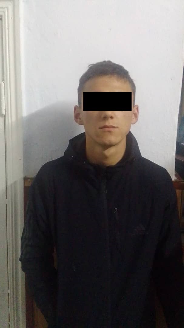 Обвиняемому в убийстве 21-летней Зарины дали 14 лет колонии с конфискацией имущества По приговору Ысык-Атинского районного суда 20-летний Р. А. будет отбывать наказание в исправительной колонии общего режима. В феврале девушка вышла из дома и не вернулась. Оказалось, что ее выманил из дома знакомый, с которым они были в дружеских отношениях. Парень написал Зарине в 2:30 ночи и потом несколько раз позвонил. Затем, судя по переписке, он стал умолять ее выйти "очень срочно", чтобы обсудить какую-то новость. Девушка предупредила, что поговорит с ним только на волейбольной площадке и дальше никуда не пойдет. По версии ГУВД, между ними произошел конфликт, в результате которого парень избил и задушил девушку, а тело вывез на поле и закопал.
