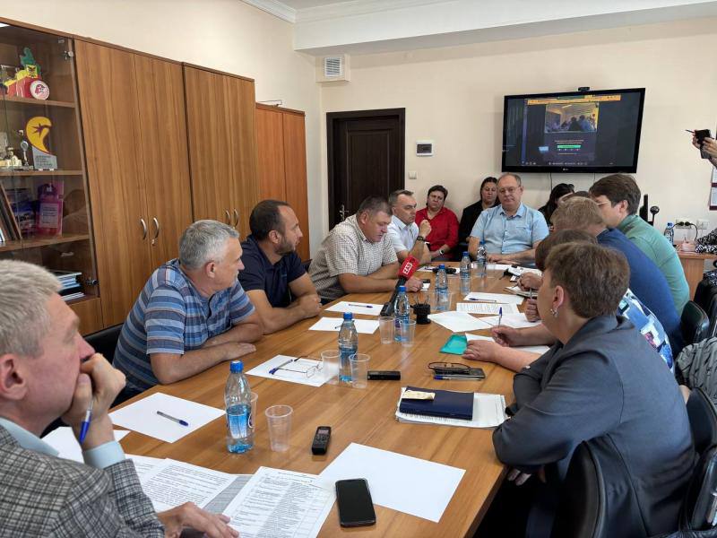 В Общественной палате Забайкалья 28 августа прошёл круглый стол где обсуждали меры по снижению числа правонарушений среди несовершеннолетних водителей Госавтоинспекция сообщила что 523 подростка были привлечены к ответственности 19 из них в нетрезвом виде Участники предложили открывать заседания комиссий по делам несовершеннолетних для СМИ чтобы опубликовать фамилии родителей привлечённых к ответственности Однако обсуждался и возможный обратный эффект такой публикации zabnews ru l 63614