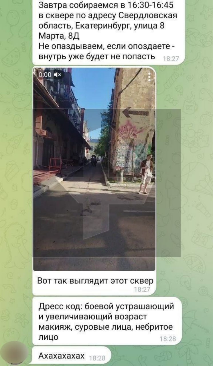 "Дресс код: боевой, устрашающий и увеличивающий возраст": ЛГБТ -активистку и певицу Наташу Четверио задержали после того, как девушка провела несовершеннолетних на концерт 18+ в Екатеринбурге. Об этом сообщил источник РЕН ТВ.  В своем Telegram-канале Четверио инструктировала фанатов, как обманом пройти в бар, где было запланировано мероприятие. Сначала она просила "сходить на разведку", чтобы узнать, как обстоят дела с охраной.  Девушка "успела забежать на разведку" сама и попросила несовершеннолетних прийти заранее до прибытия охранников, которые проверяли бы паспорта, и сидеть "тихонько". Однако ее "схема" не сработала — из 70 проверенных человек по меньшей мере четверо оказались несовершеннолетними.    — движение ЛГБТ признано экстремистским и запрещено в России       Буст   Отправить новость