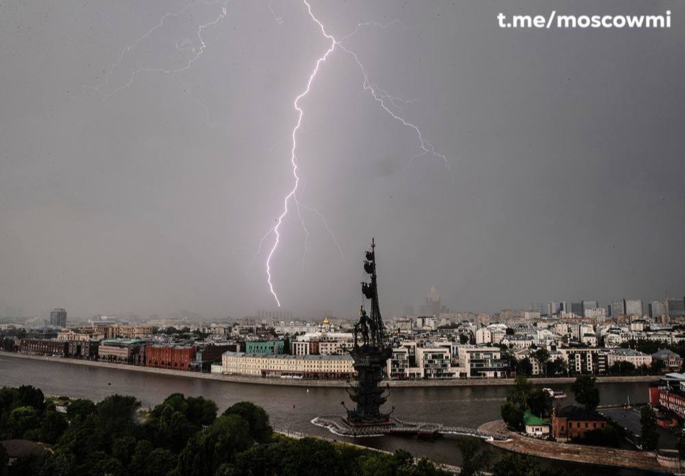 Гроза, дождь и усиление ветра до 17 м/с ожидаются в ближайшие часы в Москве — МЧС.