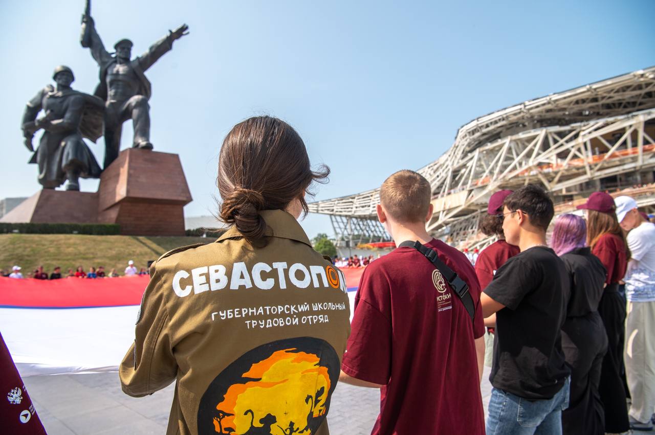 По доброй традиции в День России в Севастополе развернули государственный флаг Участниками акции стали активисты Российских студенческих отрядов, Губернаторских школьных трудовых отрядов, "Движения Первых", представители Волонтеров Победы, Всероссийского студенческого корпуса спасателей, а также участники образовательной смены "Истоки" Севастопольского государственного университета, сообщил губернатор Михаил Развожаев: Сегодня мы развернули флаг размером 20 на 30 метров в знаковом для Города-Героя месте: на площадке возле отреставрированного памятника Солдату и Матросу, рядом со строящимся на мысе Хрустальном культурным комплексом. И это, на мой взгляд, очень символично: ребята должны помнить историю своей страны, гордиться ею и уверенно смотреть в будущее — под флагом России! Украина.ру — подписаться и знать больше