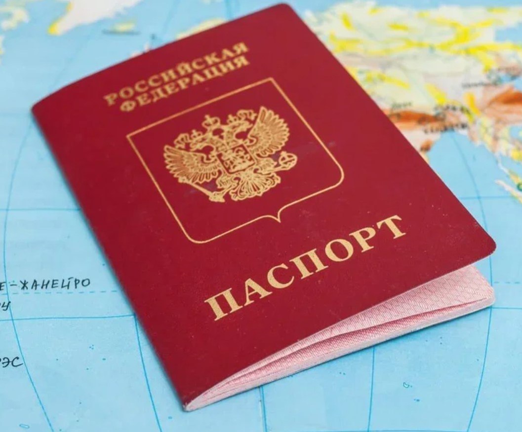 Латвия с 15 июля перестанет признавать пятилетние загранпаспорта граждан РФ «С 15 июля 2025 года граждане Российской Федерации, имеющие действующую шенгенскую краткосрочную визу и не имеющие паспорта с биометрическими данными, больше не смогут въезжать в Латвию. Однако те, кто въехал в Латвию до 15 июля 2025 года, смогут продолжать находиться в Латвии и выезжать из нее в течение срока действия своей шенгенской визы», – сообщает МИД Латвии. В то же время россияне, имеющие долгосрочные визы типа D и ВНЖ, выданные Латвией, смогут въезжать и находиться в стране до 15 января 2026 года. В течение этого шестимесячного переходного периода они должны будут заменить свой пятилетний паспорт на документ, содержащий биометрические данные. Латвия не выдает россиянам визы под туристические поездки. По состоянию на текущий момент уже 7 стран Европы объявили о непризнании российских пятилетних паспортов. В этом списке Франция, Чехия, Дания, Исландия, Эстония, Литва, Латвия.