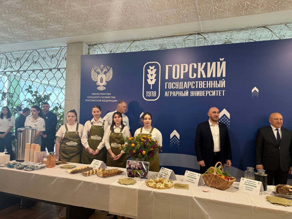 В Северной Осетии начал свою работу третий сезон школы фермера В этом году обучаться будут 30 человек 11 из них участники СВО Церемония открытия прошла торжественно на базе Горского ГАУ Для гостей и участников развернулась сельскохозяйственная выставка подготовленная выпускниками школ фермера прошлых сезонов Особенным моментом стало творческое знакомство участники слушали и исполняли песни под гитару под символический костер знаний в области сельского хозяйства Это не просто третий сезон проекта Это наш третий вклад в развитие АПК в виде выпускников Школы фермера в успех которых мы верим с первого набора Мы видим их заинтересованность их рвение и готовы им помогать и во время учёбы и после Только вместе мы сможем обеспечить продовольственную безопасность страны и достичь поставленных государством целей А Горский ГАУ был и будет фундаментом для качественной подготовки кадров для отрасли подчеркнул ректор ГГАУ Олег Гогаев Стоит отметить программа обучения включает в себя два направления первое организация фермерского хозяйства а второе фермерское рыбоводство оно стало нововведением Третий сезон продлится 2 5 месяца region15 ru