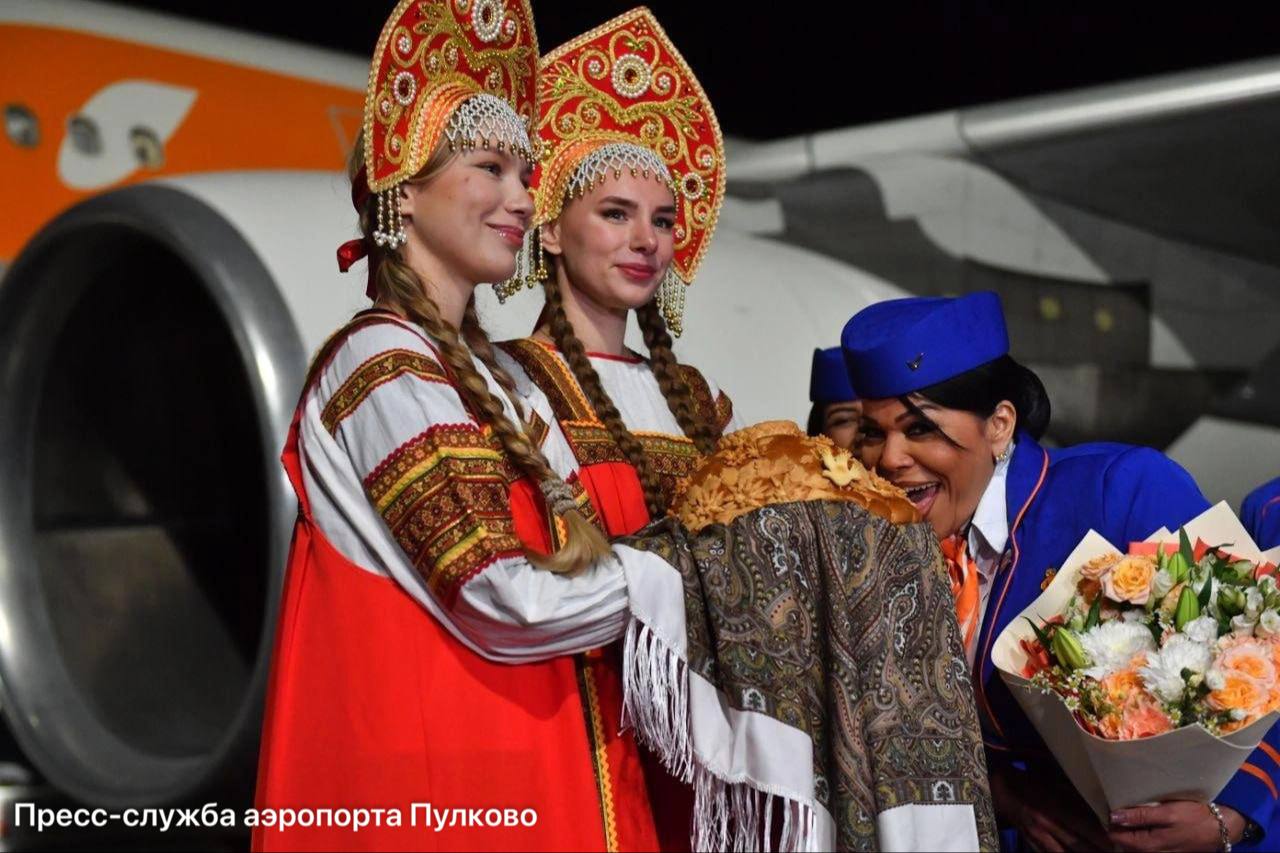 В Петербург прилетел первый рейс из Венесуэлы после открытия прямого воздушного сообщения между городами Самолет авиакомпании Conviasa проехал под водной аркой традиционной при прибытии особенных бортов Коллеги ранее мы напрямую узнали у уважаемого Депутата Госдумы Марии Бутиной о значимости данного документа и партнёрства между нашими странами Читайте нас и будете в курсе событий от первых лиц торговлябезграниц tradewithoutborders Россия экспорт импорт сотрудничество АнатолийСмирнов Госдума МарияБутина Мадуро Путин Венесуэла авиа логистика Торговля без границ Экспорт Вашей продукции Решение любых вопросов ВЭД