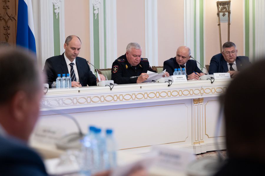 Денис Паслер поручил усилить антитеррористическую защищенность объектов топливно энергетического комплекса Повышение эффективности противодействия угрозам терроризма вопрос более чем актуальный Мы должны выработать конкретные решения для обеспечения абсолютной антитеррористической защищенности объектов сказал глава региона на заседании Антитеррористической комиссии Свердловской области 28 октября Губернатор поручил до конца ноября провести проверки защиты объектов ТЭК Департамент информационной политики Свердловской области Подписаться на ОГ Прислать новость Поддержать канал