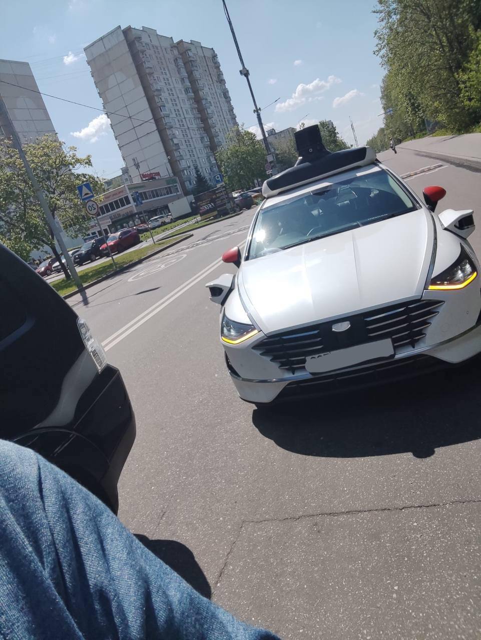На юго-западе Москвы произошло ДТП с иномаркой и беспилотным автомобилем. По адресу Соловьиный проезд дом 4А произошла авария: столкнулись беспилотный автомобиль и Mitsubishi Pajerо. В момент аварии в иномарке находились два пенсионера. К счастью, обошлось без серьезных травм. Как рассказали в Яндексе, высокоавтоматизированное транспортное средство следовало в автоматическом режиме управления под контролем водителя-испытателя ехало по улице, после “лежачего полицейского” автомобили Mitsubishi Pajero стал обгонять беспилотную машину: «Завершая указанный манёвр, водитель автомобиля Mitsubishi Pajero осуществил перестроение в правую полосу, не предоставив преимущество в движении ВАТС, что повлекло за собой столкновение транспортных средств». Все участники ДТП несколько часов ожидали инспекторов ДПС, прежде чем на место прибыли: «На месте ждут сотрудников ГИБДД для оформления аварии больше пяти часов. В машине два пожилых человека сидят на жаре весь день: они измотаны и устали. Пассажирка Pajero – гипертоник. Столкновение произошло не из-за водителя Паджеро, а из-за беспилотного автомобиля, его машину стало вести влево, ровно в Паджеро, и водитель «беспилотника» схватился за руль в последний момент, увидев, что едет в чужую машину, но было уже поздно. Сам же водитель беспилотного автомобиля при остановке после аварии сообщил, что он машиной в тот момент не управлял, и её повело влево», – поделился очевидец аварии.