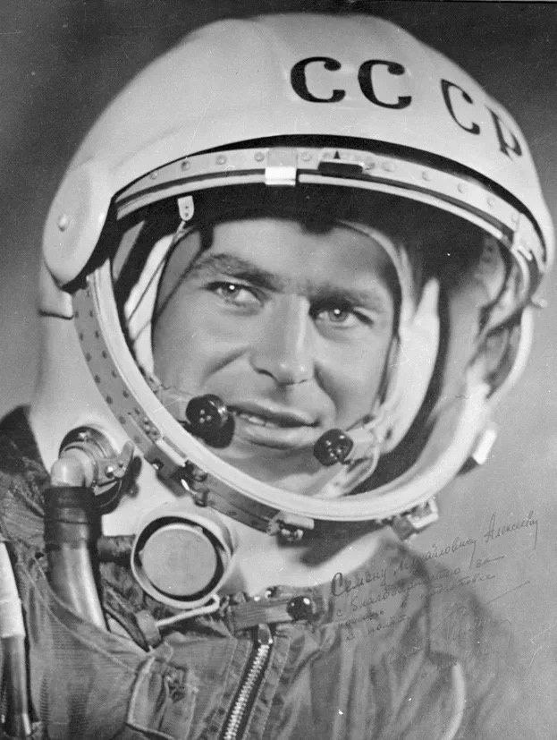 11 сентября 1935 года родился Герман Титов советский летчик космонавт генерал полковник авиации Герой Советского Союза Космонавт 2 Герой Советского Союза дублер Юрия Гагарина Герман Титов стал вторым человеком в мире кто совершил орбитальный космический полет и первым человеком совершившим длительный космический полет более суток во время которого сумел сделать первые фото нашей планеты из космоса впервые пообедать и поужинать в невесомости и даже поспать в космосе Ко всему прочему он стал самым молодым космонавтом в истории Герман Степанович Титов родился в селе Верхнее Жилино Алтайского края в семье учителя Еще в школьные годы он увлекся техникой в которой Германа интересовало все Первым аппаратом открывшим мальчику свои тайны стал старенький кинопроектор Герман неотступно ходил за киномехаником приставал до тех пор пока тот не объяснил устройство кинопроектора И скоро Герман сам крутил фильмы в сельском клубе Следующим этапом стал автомобиль и Титов не успокоился пока не научился его водить Затем были трактор радиотехника бессонные ночи над самодельным приемником школьный радиоузел и даже маленькая электростанция Когда в Барнаульском военкомате его спросили куда он хочет пойти служить он без колебаний ответил В авиацию в летное училище В 1955 году Герман закончил военную авиационную школу летчиков в Кустанае а в 1957 году Сталинградское военное авиационное училище в Новосибирске после чего служил в частях ВВС Ленинградского военного округа В 1960 году Титов был назначен в отряд космонавтов Он стал пилотом космического корабля Восток 2 запущенного в августе 1961 года и совершил второй в истории человечества орбитальный полёт в космос За 25 часов 11 минут корабль сделал свыше 17 оборотов вокруг Земли пролетев более 700 тысяч километров Это был первый в мире полет в космос длительностью более суток во время которого к тому же космонавт сумел сделать первые фото Земли из космоса впервые пообедать и поужинать в невесомости и даже поспать В 1968 году Титов окончил Военно воздушную инженерную академию им Н Е Жуковского затем Военную академию Генштаба им К Е Ворошилова Доктор военных наук автор нескольких книг Он участвовал в различных космических программах пока в 1992 году не ушел в отставку заняв пост президента Международного научно технического центра по космонавтике и электронике Космофлот В 1993 1995 годах Титов был заместителем председателя совета Российского центра конверсии аэрокосмического комплекса а с 1999 года президентом Федерации космонавтики РФ Также он являлся депутатом Верховного Совета СССР в 1962 1970 годах и Государственной Думы РФ первого и второго созывов Герой Советского Союза генерал полковник авиации Герман Степанович награжден двумя орденами Ленина медалями и другими отечественными и иностранными наградами Именем Титова назван кратер на обратной стороне Луны аэропорт города Барнаула улицы во многих городах нашей страны различные школы и детские учреждения России Скончался Герман Степанович Титов в Москве 20 сентября 2000 года от сердечного приступа был похоронен на Новодевичьем кладбище столицы