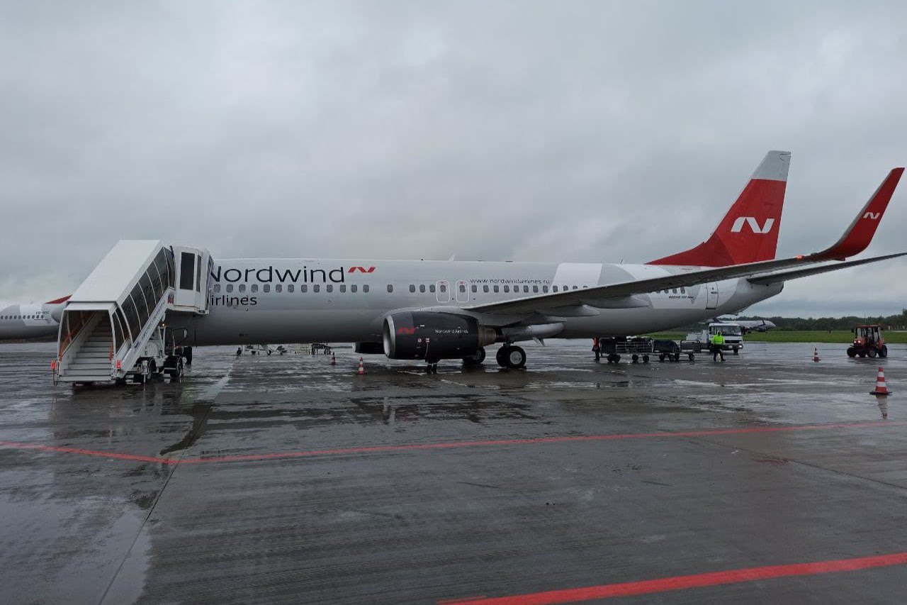 Nordwind открыл продажу субсидированных билетов в Калининград на 2026 год Рейсы по льготным тарифам доступны на период с 1 января по 30 ноября Стоимость билетов в Москву составляет 3800 рублей в Санкт Петербург 3500 Программой субсидированных перелётов могут воспользоваться жители Калининградской области студенты местных вузов а также молодёжь до 23 лет пенсионеры инвалиды и многодетные семьи Ранее в региональном правительстве сообщали что продажи авиабилетов по льготным тарифам в Калининград на 2026 год начнутся после отбора перевозчиков который проведут в декабре На сайтах других авиакомпаний субсидированные билеты на этот период пока не доступны Подписаться на Калининград Ru