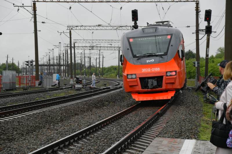 В Омской области поменяют расписание сразу 18 электричек С 3 по 9 августа в Омской области изменится расписание сразу 18 пригородных электропоездов, сообщили в Западно-Сибирской железной дороге. Временные изменения, связанные с проведением ремонта путей, коснутся электричек, курсирующих по маршрутам: Московка – Лузино, Лузино – Московка, Любинская – Московка, Московка – Называевская, Называевская – Московка, Исилькуль – Омск, Омск – Исилькуль, Московка – о.п. им. Н.И.Данильченко. Корректировка времени следования составит от 2 до 49 минут.