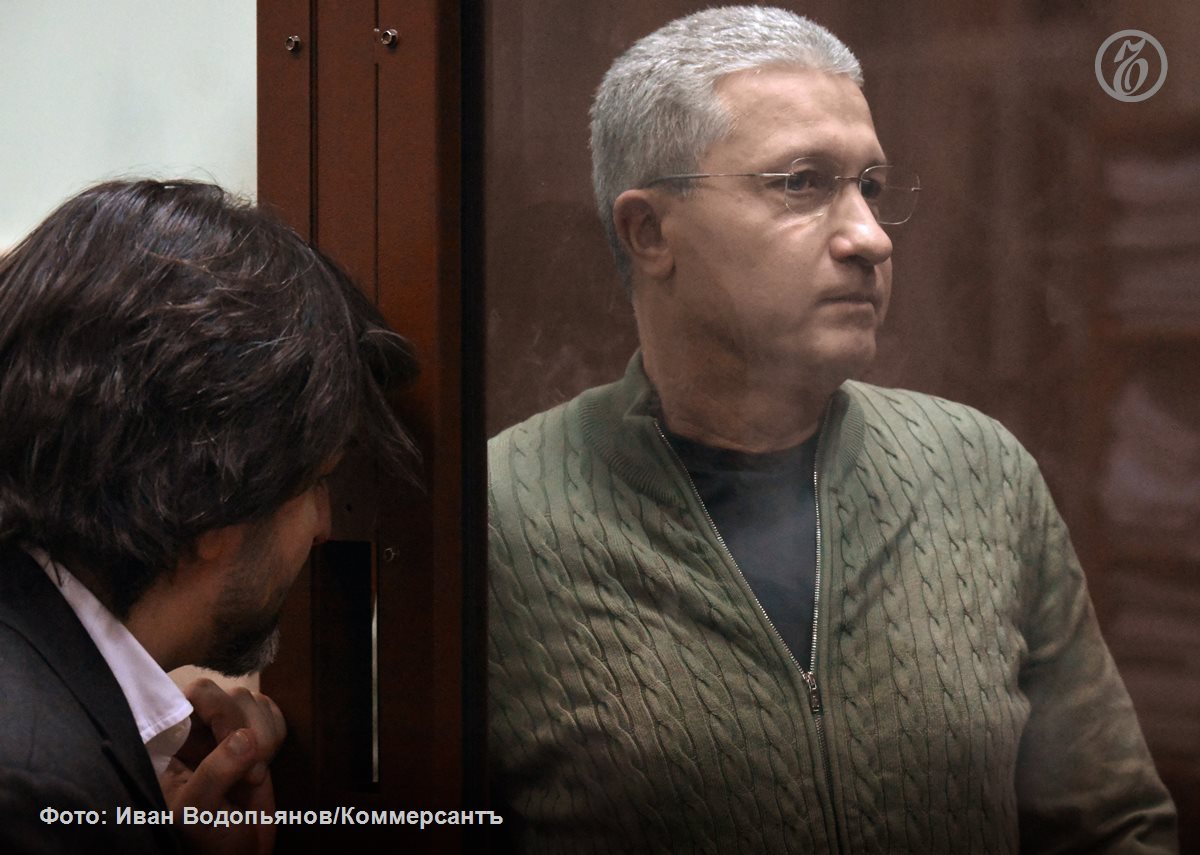 Суд частично удовлетворил иск Генпрокуратуры к экс замглавы Минобороны Тимуру Иванову об обращении в доход государства имущества на сумму более 1 2 млрд руб От части активов господин Иванов отказался в суде сообщив что они принадлежат другим людям При этом суд оставил бывшей жене главного ответчика подержанный автомобиль Bentley Continental GT По данным Генпрокуратуры господин Иванов на неподтвержденные доходы приобрел доли в четырех коммерческих организациях на сумму свыше 70 млн руб 44 дорогостоящих объекта недвижимости в Москве Карелии Московской и Тверской областях 26 автомобилей премиум класса и предметы роскоши в том числе представляющие культурную ценность Подписывайтесь на Ъ Оставляйте бусты