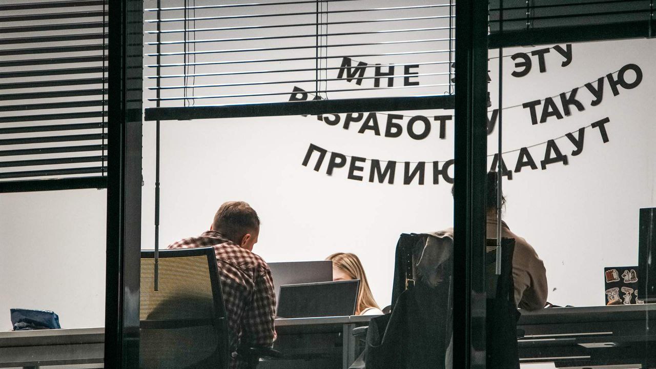 Комитет Госдумы по труду 28 января 2026 года поддержал законопроект удваивающий лимит сверхурочной работы с 120 до 240 часов в год Инициатива направлена на борьбу с кадровым дефицитом и ростом зарплат за счет переработок с обязательной двойной оплатой