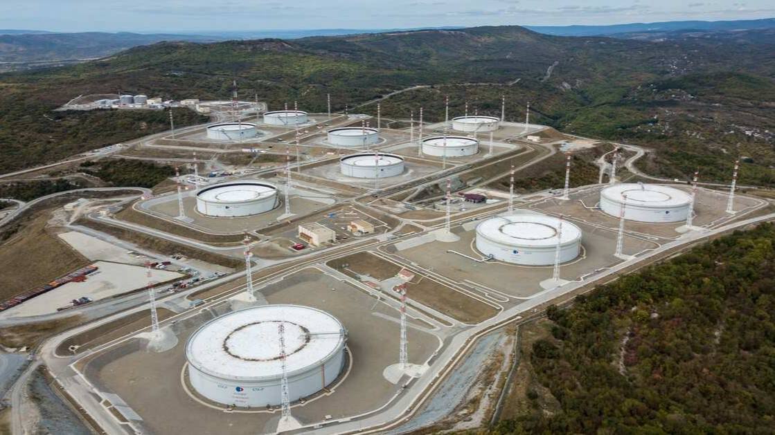 США сняли ограничения на нефтяные услуги по проектам КТК и "Тенгизшевройл" Министерство финансов США выдало разрешение на предоставление нефтяных услуг, связанных с проектами Каспийского трубопроводного консорциума КТК и "Тенгизшевройла". Документ опубликован на сайте Минфина США, и он связан с "санкциями в отношении вредоносной иностранной деятельности в России". Согласно генеральной лицензии, "все транзакции, запрещённые определением от 10 января 2025 года, принятым в соответствии с разделом 1 Указа 14071 "Запрет на нефтяные услуги" , которые связаны с Каспийским трубопроводным консорциумом или проектами "Тенгизшевройл", разрешены".
