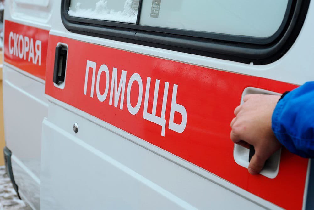 В Одинцовском округе 17 летний юноша чуть не сгорел когда снимал клип в лесу с друзьями Ожоги у него очень сильные Он в критическом состоянии по словам медиков до 100 тела поражено сообщила мать пострадавшего РИА Новости Сейчас юноша в реанимации ему сделали несколько операций но появились осложнения По словам матери к случившемуся могут быть причастны неизвестные Она пояснила что сын состоит в неких группах в телеграме в которых на подростков оказывают психологическое воздействие Подмосковные следователи возбудили уголовное дело по ст 118 УК РФ Причинение тяжкого вреда по неосторожности Расследование поставлено на контроль в центральном аппарате СК РФ сообщили в информационном центре надзорного ведомства odintsovoBot
