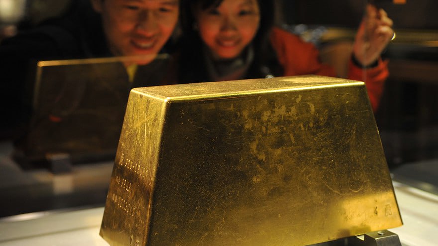 Спрос на золото в мире в третьем квартале подскочил до исторического максимума составив 1 3 тыс тонн следует из данных отчета Всемирного золотого совета При этом наибольший скачок был у ювелиров которые нарастили покупки за квартал на 63 5 тонны до 419 2 тонны Стоимость же покупок золота выросла на 44 в годовом исчислении до рекордных 146 млрд Это произошло на фоне роста цен на драгметалл средняя стоимость за квартал составила 3456 54 за унцию что на 40 больше показателя за аналогичный период 2024 го jkinvest news jkinvest