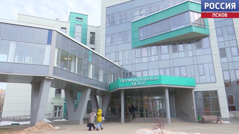 По данным Псковского перинатального центра в январе 2026 года в регионе зарегистрировано 282 новорожденных В Пскове за месяц появились на свет 211 детей 104 мальчика и 107 девочек В городе зафиксированы две пары двойняшек 40 семей пополнились третьим ребёнком 12 четвертым 7 пятым и 1 шестым Две семьи увеличились до десяти детей В Великих Луках родился 71 малыш 38 мальчиков и 33 девочки Там одна женщина стала матерью в седьмой раз 13 семей родили третьего ребенка 6 четвертого 3 пятого и 2 шестого