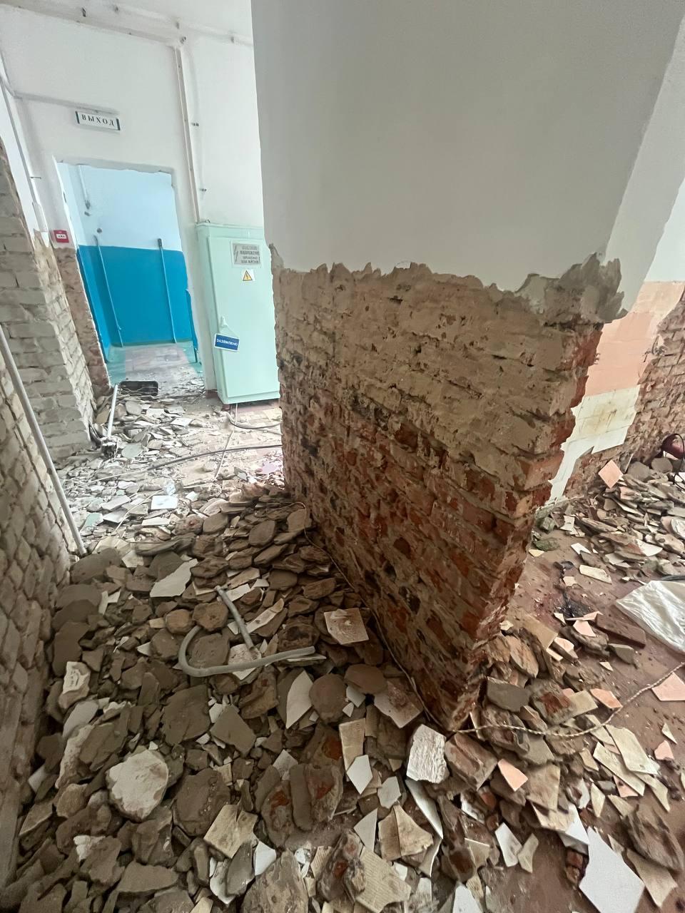 В посёлке Черниговка начался капитальный ремонт школы С ходом работ ознакомился первый заместитель министра строительства и архитектуры Северной Осетии Алан Кулумбегов. «Строители уже приступили к демонтажным работам, — сообщил Алан Отарович. — В помещениях удалена старая штукатурка. Северная Осетия уже не первый год поддерживает подшефный регион, и строители стали для местных жителей настоящими партнёрами». Напомним, что Северная Осетия является регионом-шефом Черниговского района Запорожской области. Ранее строительные бригады из Осетии отремонтировали несколько школ и детский сад. Также школу в поселке Панфиловка подключили к системе водоснабжения.