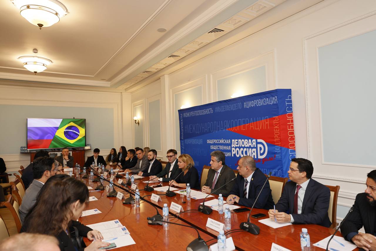 Резидент бизнес инкубатора на встрече Деловой России Сегодня прошла встреча делегации из Бразилии Деловой России и представителей российского и бразильского бизнеса Обсудили темы сотрудничества между странами БРИКС между Россией и Бразилией в различных сферах от культуры до блокчейна в рамках цифровых активов нового времени Участником встречи стал резидент бизнес инкубатора Александр Потапов с проектом Шмотки Встреча прошла отлично удалось пообщаться с представителями e com и фэшн сегмента Бразилии директорами крупных компании в области FinTech вполне возможно что наш проект ШМОТКИ впоследствии будет развиваться от лица России и на страны БРИКС как центр объединяющий все бренды и маркетплейсы тем самым упрощая взаимодействие между странами и усиливая дружественные отношения также как связующая социальная сеть между странами Все участники обсуждения были расположены к взаимодействию и помощи Представляли наш проект и Бизнес инкубатор РЭУ рассказал Александр Потапов bireu2