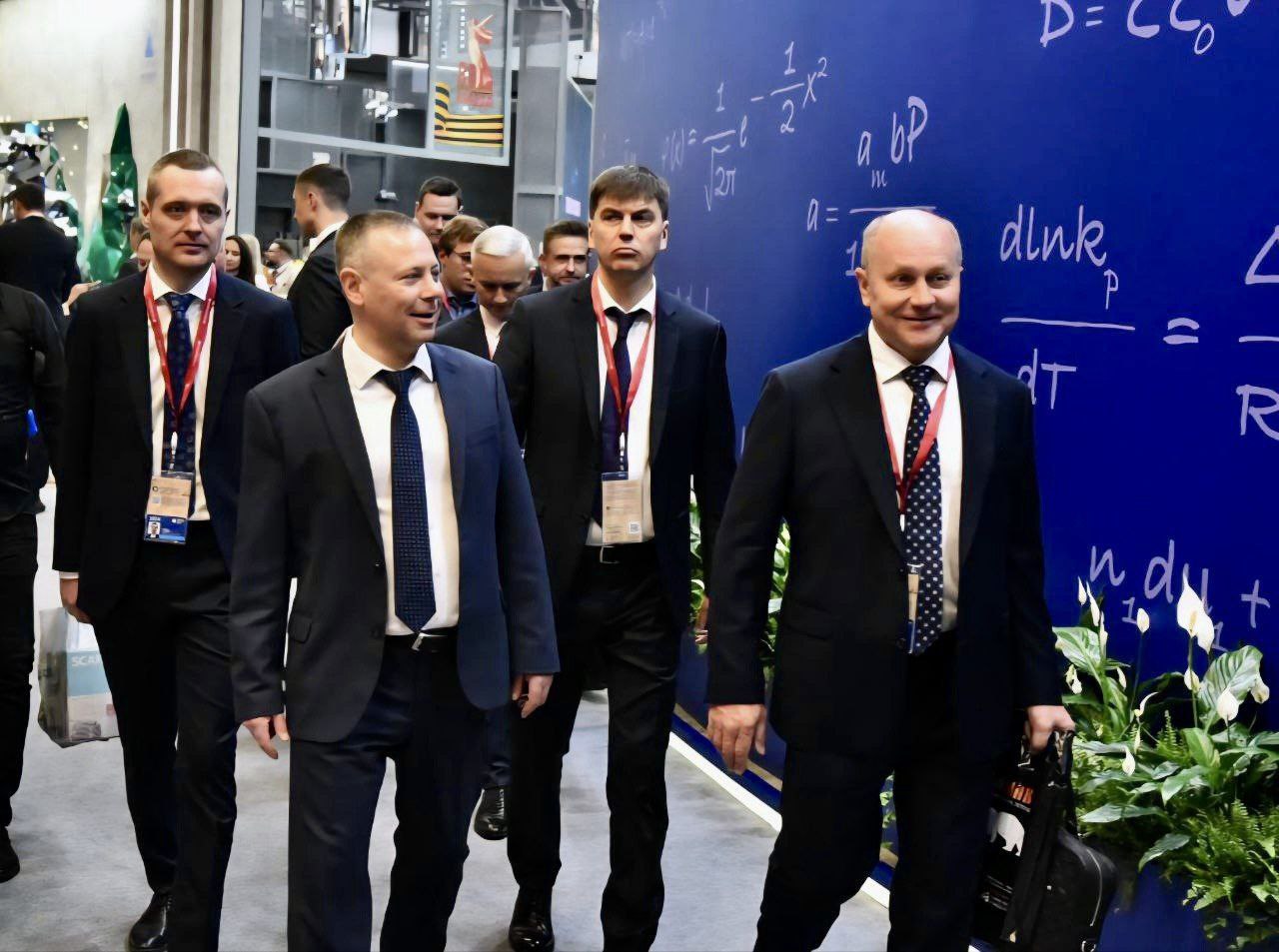 Петербургский международный экономический форум – площадка для перспективного развития территорий. Одновременно с заключением соглашений здесь проходят встречи с потенциальными партнерами, а обсуждения совместных планов в будущем становятся реальными проектами. С вице-президентом АО «Группа «Синара» Александром Сергеевичем Мишариным определили дальнейшие шаги по развитию сотрудничества в сфере общественного транспорта. Ведем масштабную работу по замене автобусов, троллейбусов и трамваев. Нам необходимо заменить 90 троллейбусов в Ярославле и Рыбинске. Для расширения маршрутной сети в этих городах дополнительно закладываем еще почти 25 единиц техники. Приоритет отдаем машинам с автономным ходом. Это позволит убрать часть контактной сети и реализовать проект «Чистое небо». АО «Группа «Синара» уже поставляло новые троллейбусы для АО «Яргорэлектротранс». Пригласил партнеров принять участие в открытых и конкурентных торгах. Правительство региона со своей стороны формирует заявку для предоставления бюджетных кредитов. Модернизация транспорта требует серьезных затрат и напрямую влияет на безопасность и качество жизни людей.