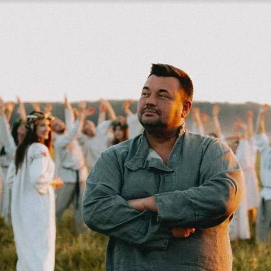 Сергей Жуков представил третий клип созданный по мотивом музыкального спектакля Ты у меня одна он создан пои поддержке Президентского фонда культурных инициатив на песню Поле Впервые за свою карьеру артист обратился к народному звучанию и фольклорному стилю Ранее вышли видео на заглавную композицию Ты у меня одна и песню Рядом Новый ролик стал продолжением этой серии объединяющей музыку театр и кинематограф Съемки проходили в самых живописных местах Калужской области Смотреть и слушать можно здесь Подписывайся на Культурную волну ТГ MAX